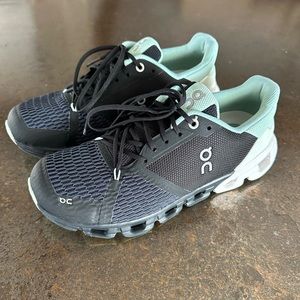 Womens ON cloud flyer Sz 8.5